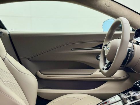 Used 2025 Aston Martin V8 Vantage Coupe image 13