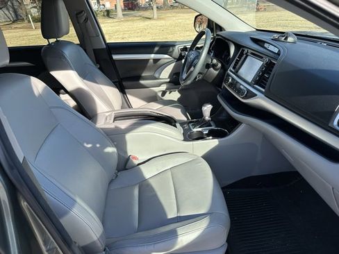 Used 2016 Toyota Highlander XLE image 23