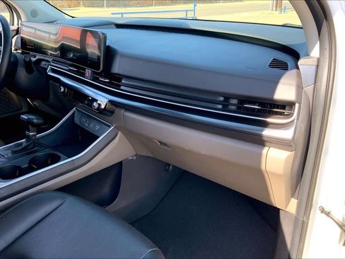 Used 2025 Kia Carnival FWD image 19