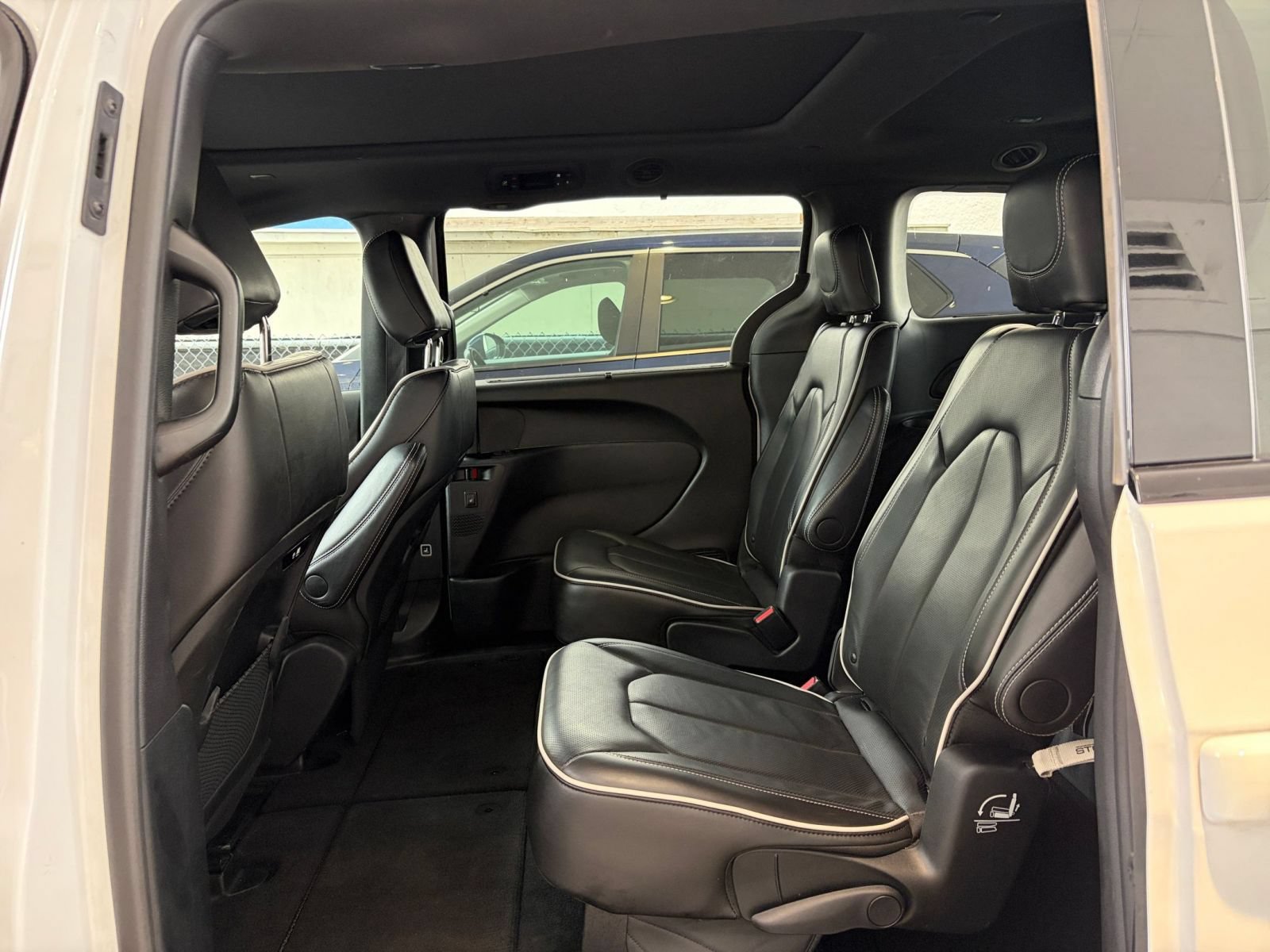 Used 2025 Chrysler Pacifica Limited FWD image 27