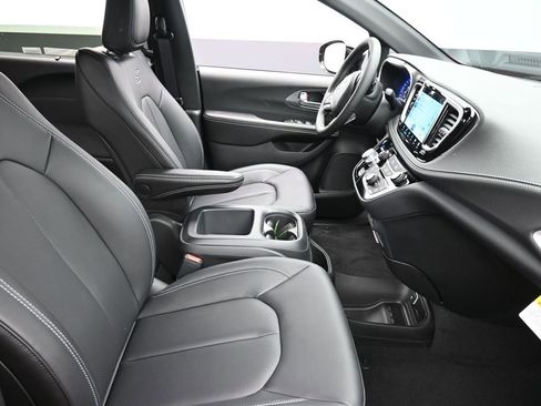 New 2026 Chrysler Pacifica Select w/ S Appearance Package image 17