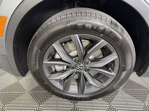 Used 2022 Volkswagen Tiguan SE image 11