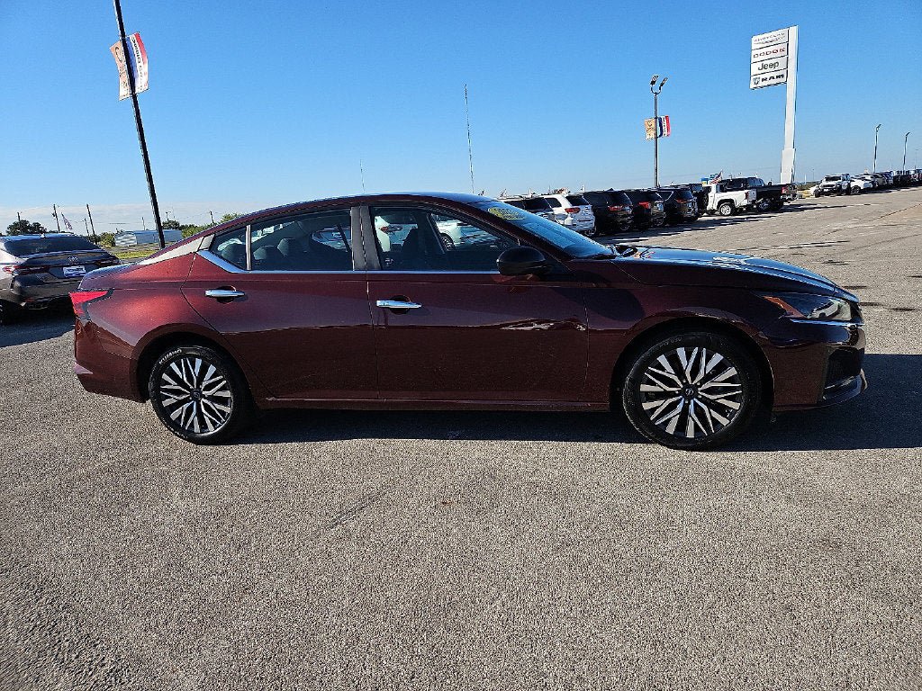 Used 2025 Nissan Altima 2.5 SV FWD image 9
