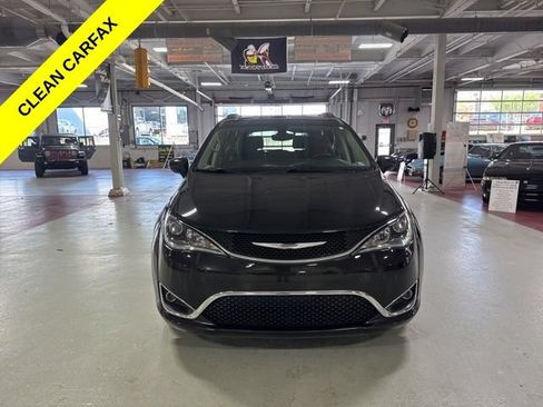Used 2017 Chrysler Pacifica Touring-L w/ Tire & Wheel Group FWD image 8