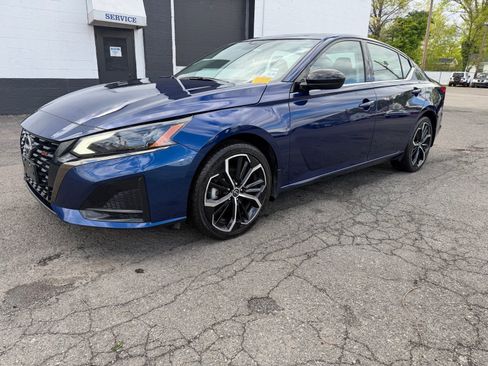 Used 2024 Nissan Altima 2.5 SR AWD/4WD image 2