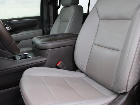 Used 2023 GMC Yukon SLT w/ SLT Luxury Package image 12