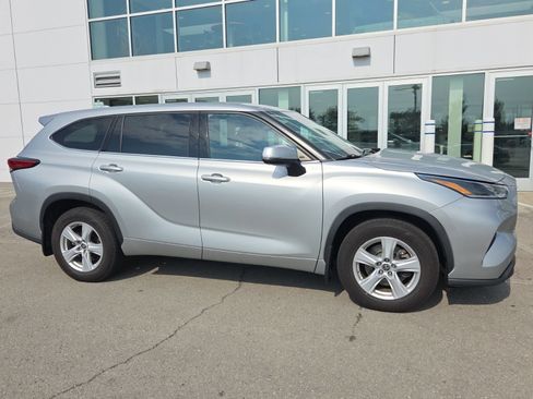 Used 2021 Toyota Highlander LE AWD/4WD image 3