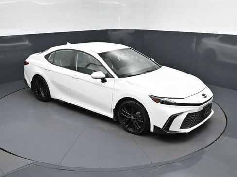 Used 2025 Toyota Camry SE w/ Convenience Package image 37