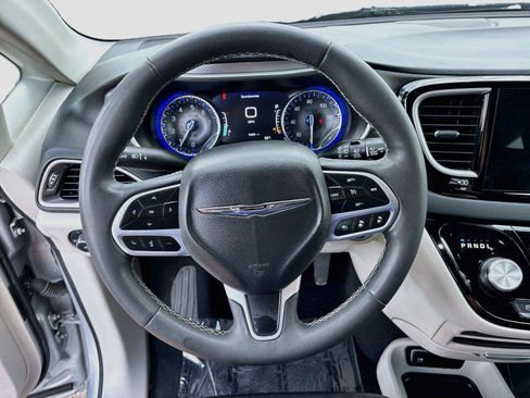 Used 2023 Chrysler Pacifica Touring-L FWD image 11
