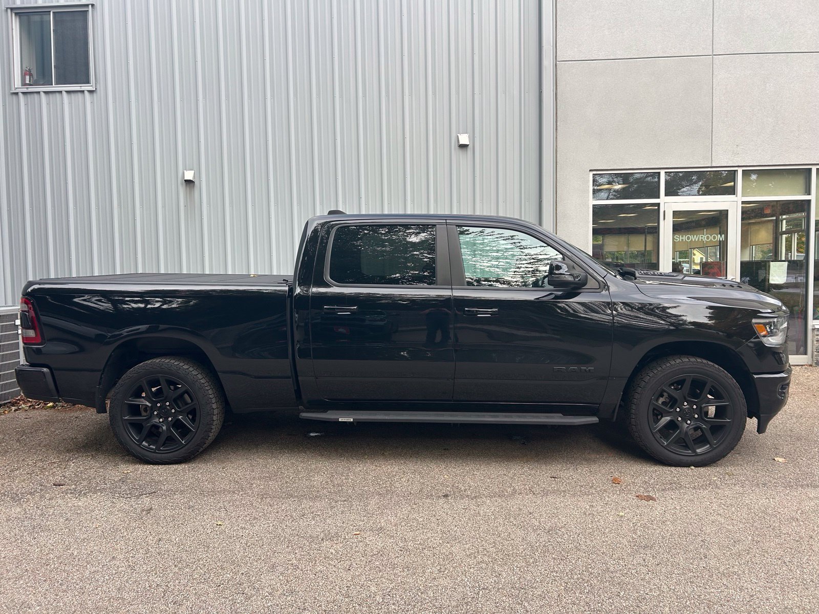 Used 2024 RAM 1500 Laramie AWD/4WD image 4