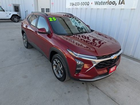 Used 2025 Chevrolet Trax LT w/ LT Convenience Package image 6