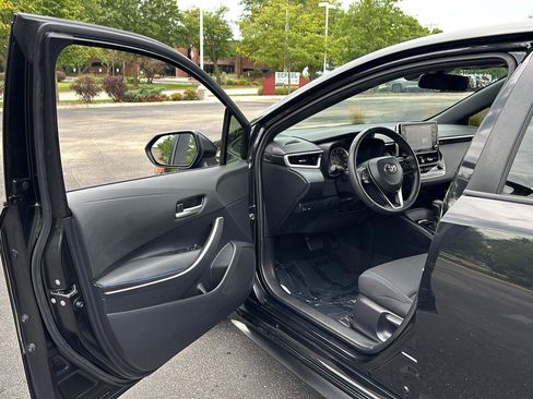 Used 2021 Toyota Corolla SE FWD image 3
