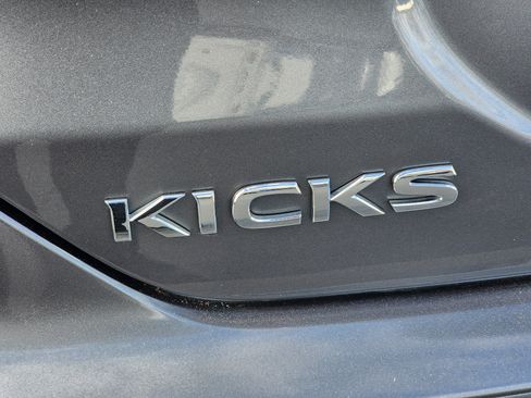 Used 2022 Nissan Kicks S image 10