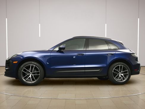 Certified 2025 Porsche Macan AWD/4WD image 32