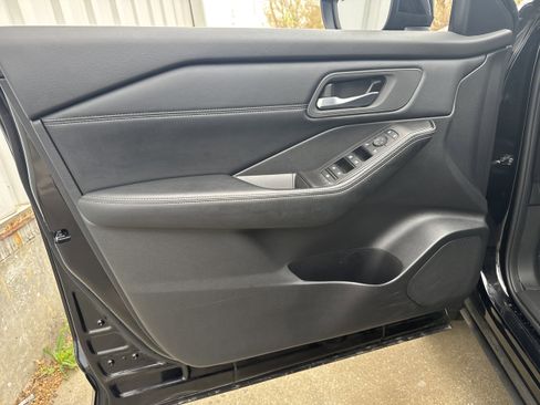 Used 2025 Nissan Rogue SV w/ SV Premium Package image 11