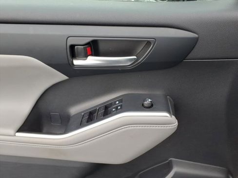 Used 2022 Toyota Highlander XLE image 25