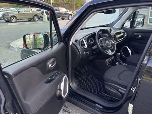 Used 2018 Jeep Renegade Latitude w/ Cold Weather Group AWD/4WD image 14
