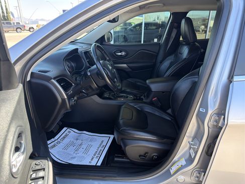 Used 2019 Jeep Cherokee Latitude Plus w/ Comfort/Convenience Group image 6