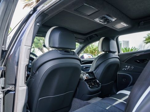 Used 2025 Bentley Flying Spur Plug-In Hybrid image 12