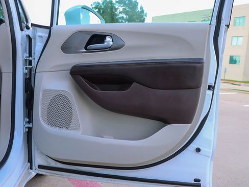 Used 2017 Chrysler Pacifica Touring-L FWD image 9