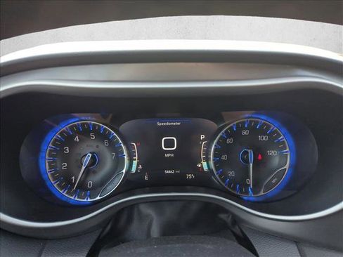 Used 2025 Chrysler Pacifica Select image 9