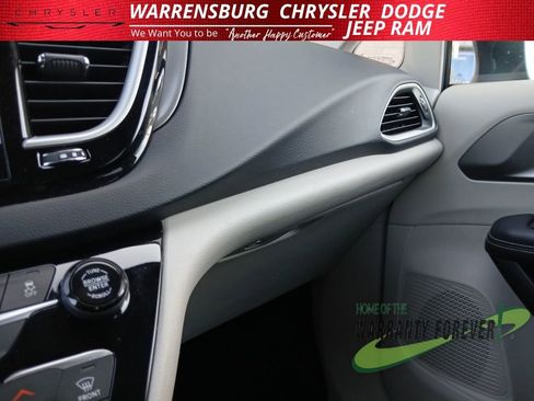Used 2023 Chrysler Pacifica Touring-L image 29