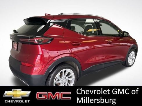 Used 2022 Chevrolet Bolt EUV LT w/ Comfort Package FWD image 3