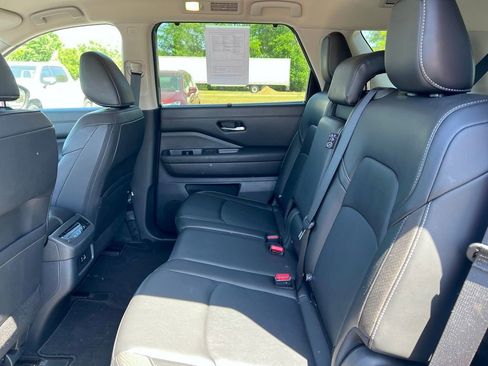Used 2025 Nissan Pathfinder SL FWD image 5