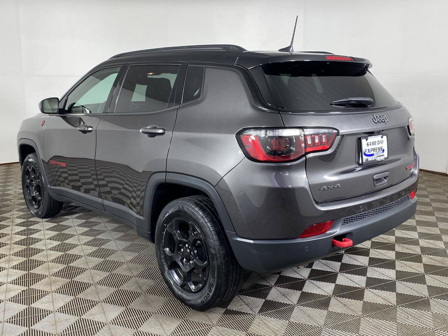 Used 2023 Jeep Compass Trailhawk w/ Trailhawk Convenience Group AWD/4WD image 5