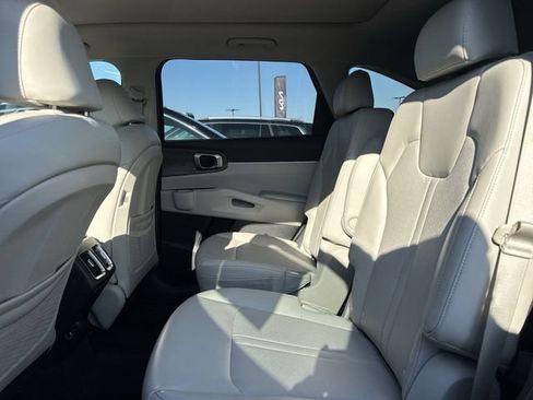 Used 2022 Kia Sorento EX w/ Panoramic Sunroof Package FWD image 9