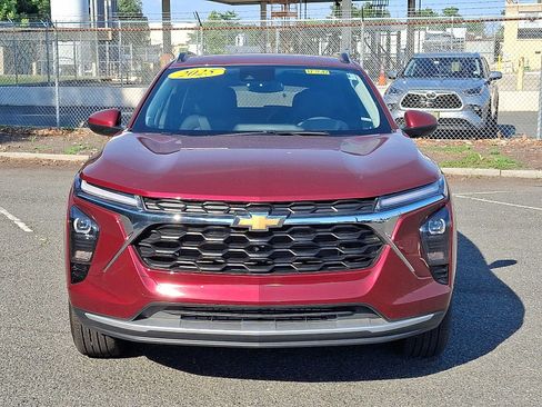 Used 2025 Chevrolet Trax LT FWD image 2