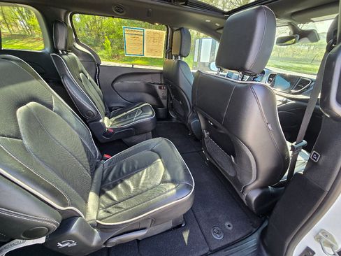 Used 2025 Chrysler Pacifica Limited FWD image 24