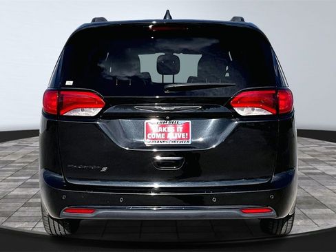 Used 2018 Chrysler Pacifica Touring-L w/ Premium Audio Group image 5