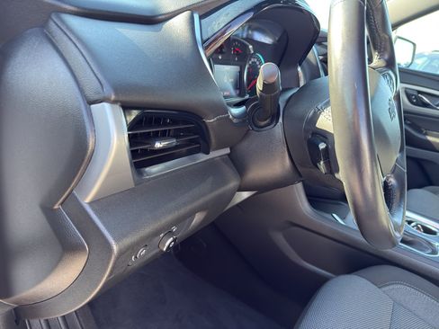 Used 2022 Chevrolet Traverse LT image 15