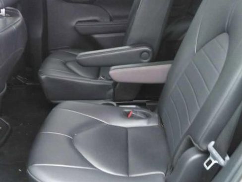 Used 2024 Toyota Highlander XLE image 6