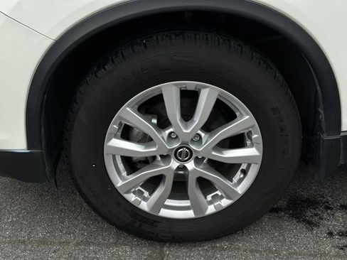 Used 2017 Nissan Rogue SV w/ SV Premium Package image 11