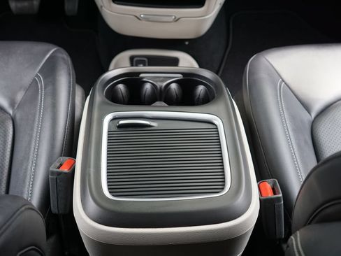 Used 2024 Chrysler Pacifica Touring-L FWD image 21