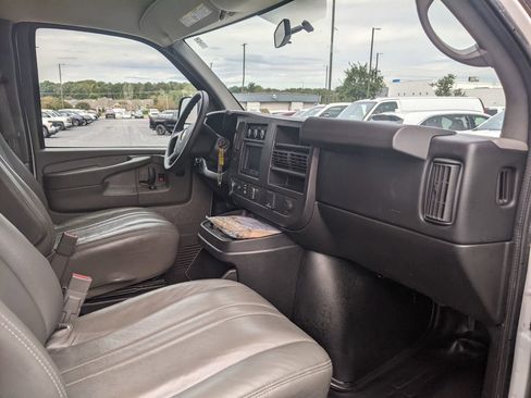 Used 2015 Chevrolet Express 2500 image 22