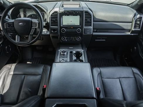 Used 2018 Ford Expedition XLT w/ Equipment Group 202A AWD/4WD image 29