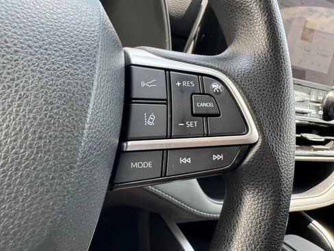 Used 2023 Toyota Highlander FWD image 17