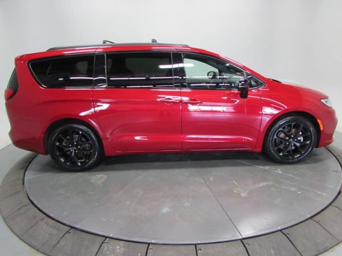 Used 2025 Chrysler Pacifica Limited FWD image 8