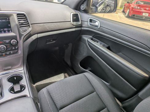 Used 2018 Jeep Grand Cherokee Laredo RWD image 15
