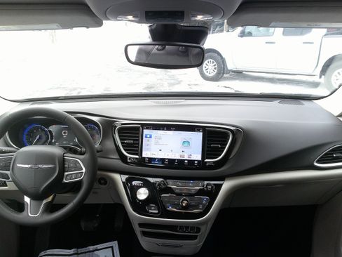 Used 2024 Chrysler Pacifica Touring-L image 17