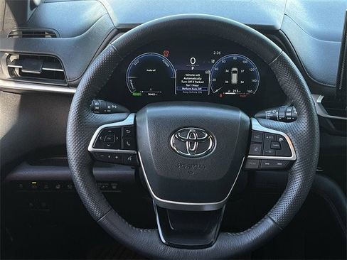 Used 2025 Toyota Sienna Platinum image 13