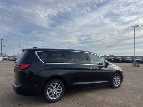 Used 2023 Chrysler Pacifica Touring-L FWD image 14