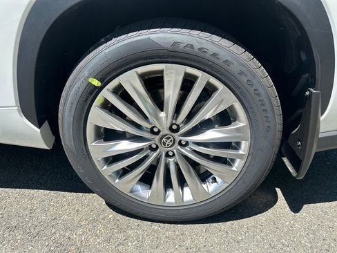 New 2026 Toyota Highlander Platinum AWD/4WD image 13