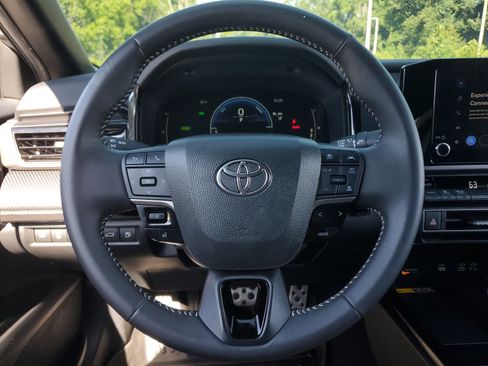 Used 2025 Toyota Camry SE FWD image 17