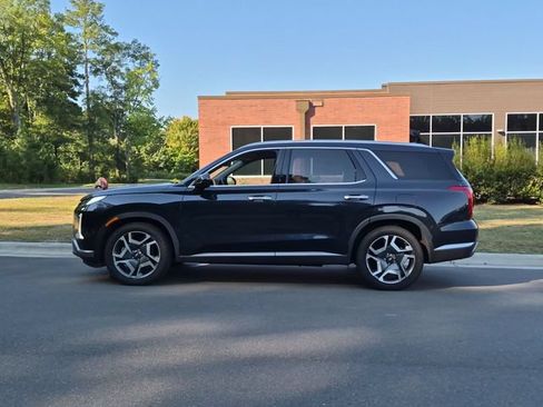 Used 2023 Hyundai Palisade Limited AWD/4WD image 2