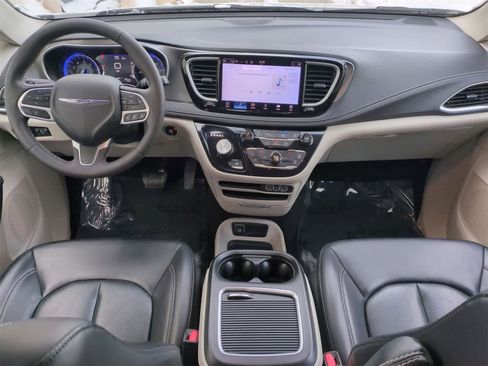 Used 2023 Chrysler Pacifica Touring-L image 15