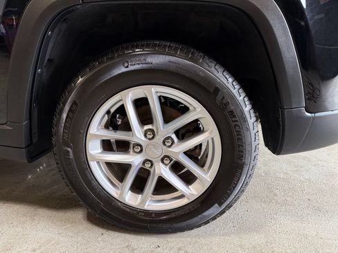 Used 2025 Jeep Grand Cherokee Laredo X AWD/4WD image 37